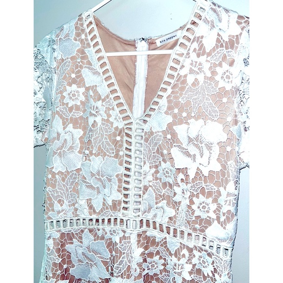 Blu Pepper, white floral crochet overlay romper w/ nude liner, shorts, Size M - Picture 4 of 6